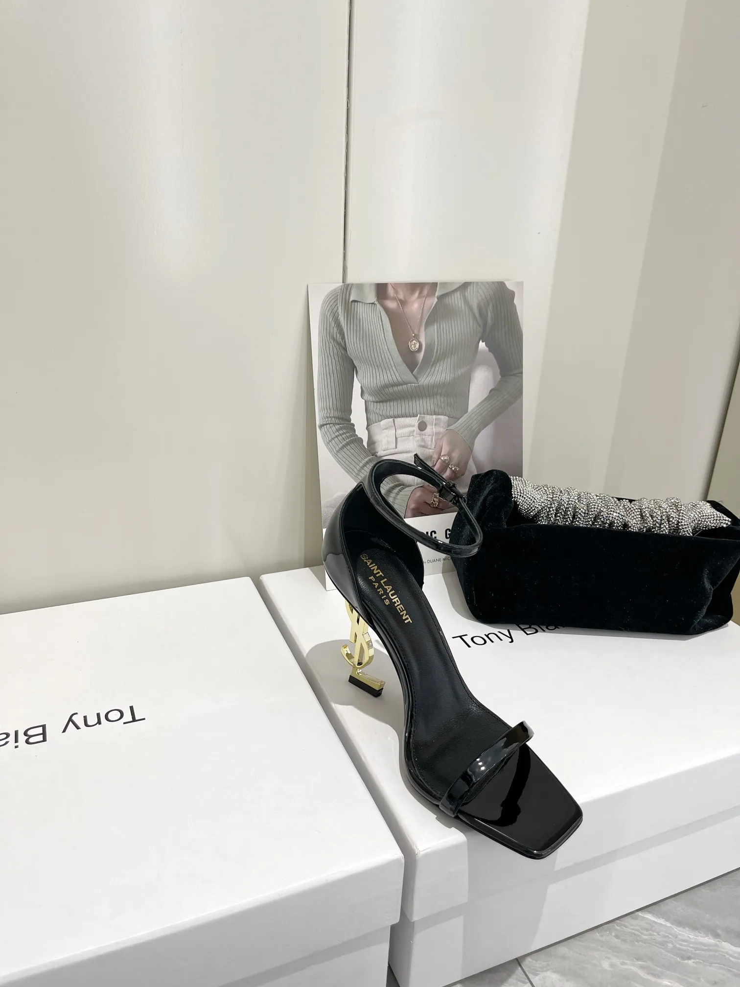 👟👟Ex-factory price 520👟👟 (highest version) 𝗦𝗔𝗜𝗡𝗧 𝗟𝗔𝗨𝗥𝗘𝗡*ysl classic high-heeled sandals. Only YSL understands women’s hearts best and does not accept refutation. Super invincible feminine artifact. Women’s must-have z-products, full-body customization The self-made molded hardware heels are perfect and consistent. Compare the differences between the pictures and products on the market! Upper: Customized imported cotton silk weaving/imported calf patent leather Lining: Imported 🐑sheep leather Sole: Imported genuine leather outsole Heel height: 9cm Size: 35-39